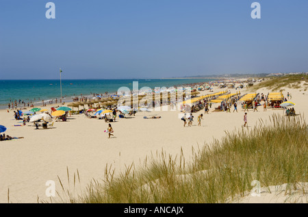Il Portogallo, Algarve orientale, Praia do "Cabeço" vicino a Monte Gordo, in estate Foto Stock