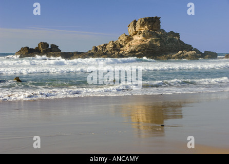 Il Portogallo, Algarve, Costa Vicentina, Praia do Castelejo, la spiaggia e le formazioni rocciose Foto Stock