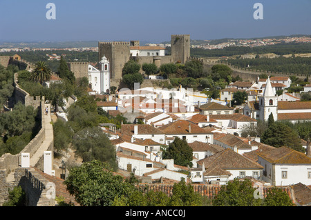 Il Portogallo, Estremadura, Obidos. Vista della medioevale città murata e la Pousada da bastioni Foto Stock