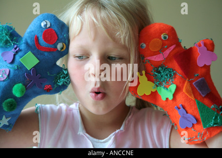 Ragazza giovane giocando con marionette Foto Stock