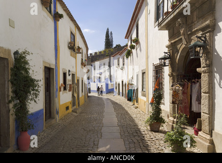 In Portogallo la regione Estremadura Óbidos via acciottolata entro il borgo medievale cinto da mura, Foto Stock