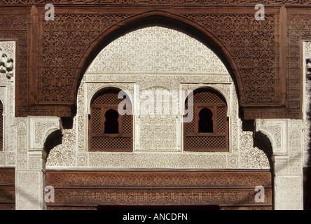 Stucchi e decorazioni in legno a Medersa Bou Inania courtyard Meknes Marocco Foto Stock