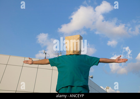 Maschio ispanica medico borsa da indossare sopra la testa Foto Stock