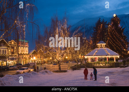 Stati Uniti d'America, WA, Leavenworth, ghiaccio Festival con gazebo e parco della città Foto Stock