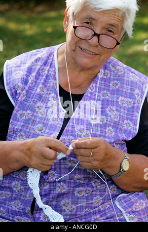 Folclore tradizionale cucitura di souvenir maglia Laccio makers rurale fatta a mano il lavoro aperto orlo a giorno traforature travel capacità artigianale vecchio ta Foto Stock