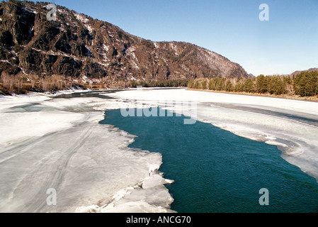 Paesaggio fluviale nelle montagne di Altai Foto Stock