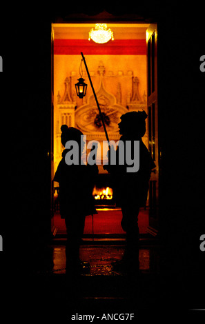 Bambini CANTI DI NATALE IN UN COUNTRY HOUSE REGNO UNITO Foto Stock