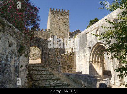 Il Portogallo, la Costa Da Prata, Estremadura ,Leiria, l'ingresso al castello e le rovine della chiesa di Santa Maria da Pena. Foto Stock