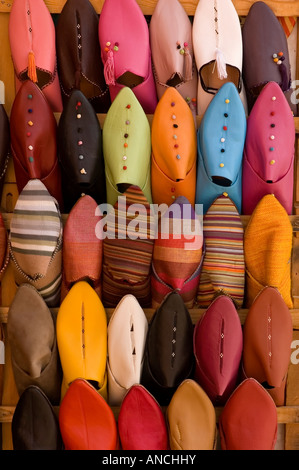 Babouches colorate tipica marocchina di scarpe in cuoio Foto Stock