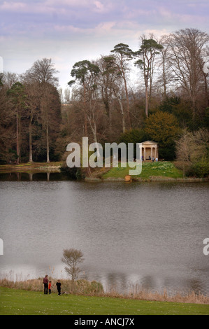 I visitatori del parco di BOWOOD HOUSE esplorare il tempio dorico che si trova accanto al lago di WILTSHIRE REGNO UNITO Foto Stock