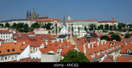 Il Castello di Praga e la Cattedrale di San Vito sopra i tetti di Praga nella Repubblica Ceca Foto Stock