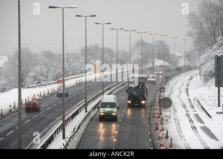Tra cui il traffico di autocarri e furgoni percorrendo l autostrada M2 al di fuori di Belfast durante una forte tempesta di neve Foto Stock
