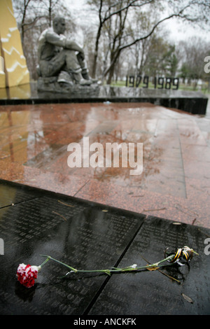 Una rosa rossa sulla guerra in Afghanistan Memorial, Shevchenko Park, Odessa, Ucraina. Foto Stock