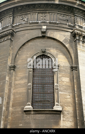 Dettaglio della finestra e la torre della chiesa dell Assunzione, Lviv (lvov), l'Ucraina. Foto Stock