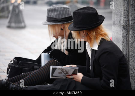 Due giovani ragazze adolescenti, Harajuku, Tokyo Foto Stock