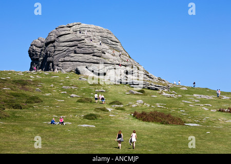 I turisti che visitano il fieno Tor rock formazione su Dartmoor Devon England Regno Unito Foto Stock