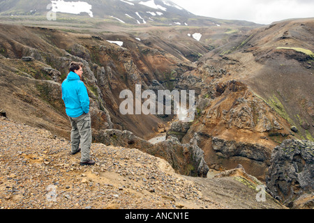 Minerale del terreno ricco di ossidi di ferro bacino geotermico Loomundur Islanda Foto Stock