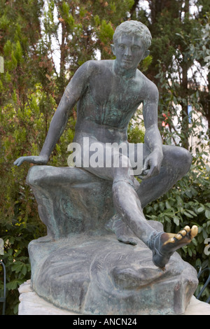 Statua di bronzo di Mercurio, il messaggero degli dèi. Palazzo Achilleion, l'isola di Corfù, Grecia. Foto Stock