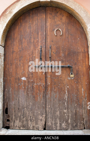 La vecchia porta. Villaggio di Aghios Matthaeos, l'isola di Corfù, Grecia. Foto Stock