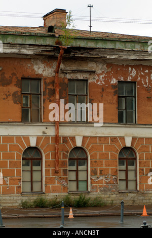 Costruzione di proprietà in stato di abbandono a San Pietroburgo Russia Foto Stock