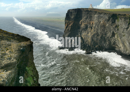 Mare basaltica scogliere Dyrholaey Islanda Foto Stock