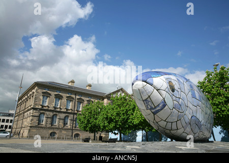 La grande scultura di pesce e casa doganale dal Lagan Weir sito di riqualificazione, Donegall Quay, Belfast, Irlanda del Nord. Foto Stock