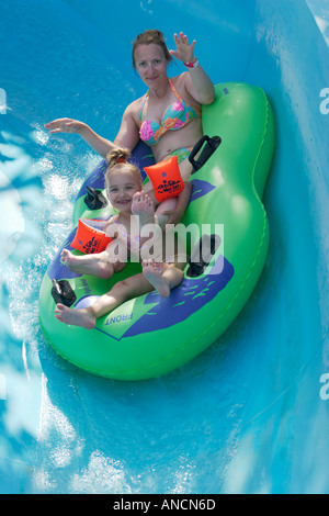 Madre e figlia insieme watersliding in Aqualand Water Park. L'isola di Corfù, Grecia. Foto Stock