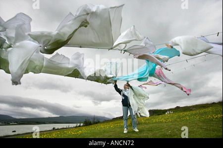 Donna panni appesi al vento sulla linea di abbigliamento Egilsstadir Islanda Foto Stock