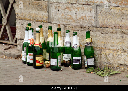 Vuoto Champagne russo le bottiglie di vino in strada a San Pietroburgo Foto Stock