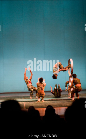 Acrobati maschio perfoming insieme nel teatro di Chaoyang, Pechino, Cina Foto Stock