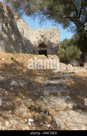 Sentiero lastricato che conduce al castello di Gardiki, un XIII secolo la fortezza bizantina. L'isola di Corfù, Grecia. Foto Stock