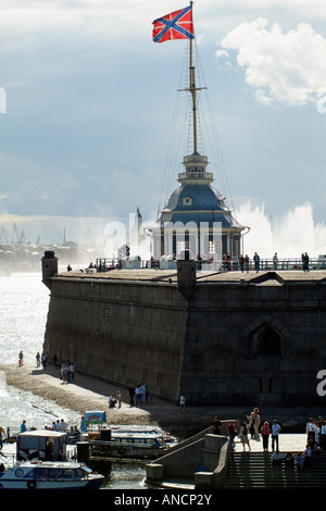 La fortezza di Pietro e Paolo sul fiume Neva San Pietroburgo Russia Il Bastione Naryshkin con battenti bandiera Foto Stock