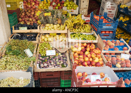 Una selezione di frutta fresca in vendita presso un negozio di alimentari nel centro storico di Kerkyra, Corfù, Grecia. Foto Stock
