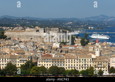 Bassa vista aerea della città vecchia di Corfu dalla vecchia fortezza. L'isola di Corfù, Grecia. Foto Stock