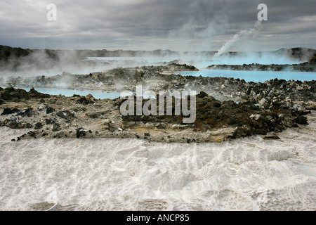 Depositi di silice Piscine di raffreddamento alla Laguna Blu Centrale geotermica elettrica Foto Stock