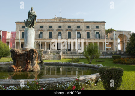 Palazzo di San Michele e San Giorgio con la statua di bronzo di alto commissario britannico Sir Frederick Adam davanti. Corfù. Foto Stock
