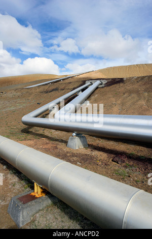 Isolato di vapore ad alta pressione tubazioni da fori di trivellazione per turbine Krafla Centrale geotermica Islanda Foto Stock