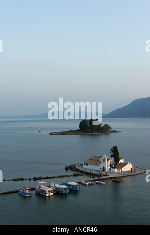 Le piccole isole di Vlacherna e Pontikonissi. Corfù, Grecia. Foto Stock
