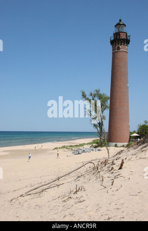 Faro di Little Sable Point Lago Michigan paesaggio americano USA spiaggia sabbiosa acqua cielo blu angolo basso nessuno al di fuori dell'orizzonte alta risoluzione verticale Foto Stock