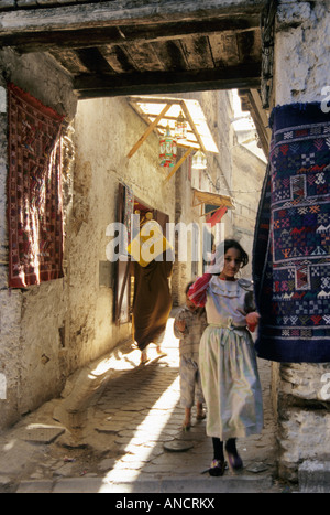 Ragazza alla Rue Talaa Kebira Medina di Fez Marocco Foto Stock