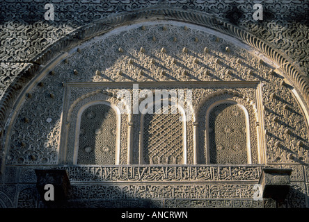 Stucco e legno di cedro decorazioni sulle pareti nel cortile al Medersa Bou Inania Fez Marocco Foto Stock