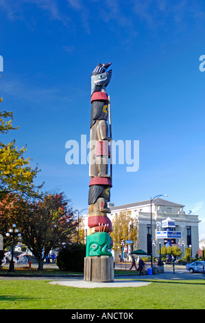 British Columbia Museum pugno aborigena unite Totem Pole, Victoria, Isola di Vancouver BC. Ciechi 0567. Foto Stock