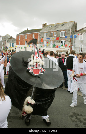 Padstow obby oss danze sulla banchina durante l annuale giorno di maggio celebrazioni Foto Stock