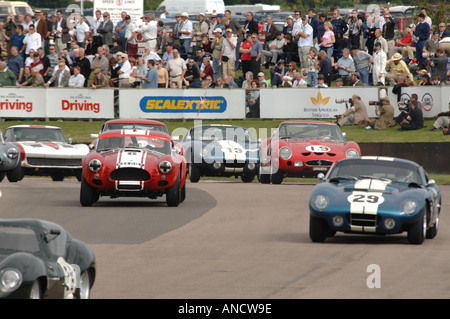 1° corner Goodwood 2005 racecars storico di lotta che sulla pista Foto Stock