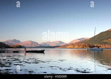 Loch Leven e la vista da ovest Glencoe Scozia sotto i cieli blu Foto Stock