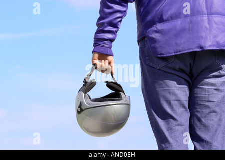 Biker tenendo un casco Foto Stock