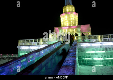 Visitatori scivolare giù il ghiaccio scorre al 2008 International Ice e Snow Festival Mondiale di Harbin Heilongjiang Cina Foto Stock