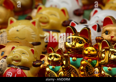 Lucky Maneki Neko gatti invitano gli amanti dello shopping a Shanghai s' Yuyuan Bazaar Cina Foto Stock