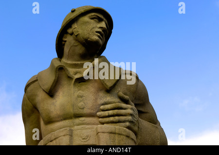 Soldato tedesco della Wehrmacht pietra infanntryman guerra mondiale due memorial uomo caduto Deutsch maschio patrimonio di storia editoriale morente blu Foto Stock