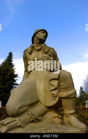 Soldato tedesco della Wehrmacht pietra infanntryman guerra mondiale due memorial uomo caduto Deutsch maschio patrimonio di storia editoriale morente blu Foto Stock